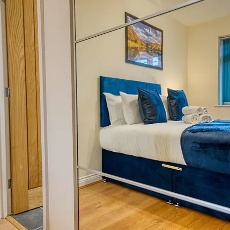 Xclusive Living Close To Nec, Free Wifi, Netflix, Parking, Sleeps 5, 3 Bedroom House, Ideal For Families, Contractors & Corporates Near Nec & Airport On Dove Close
