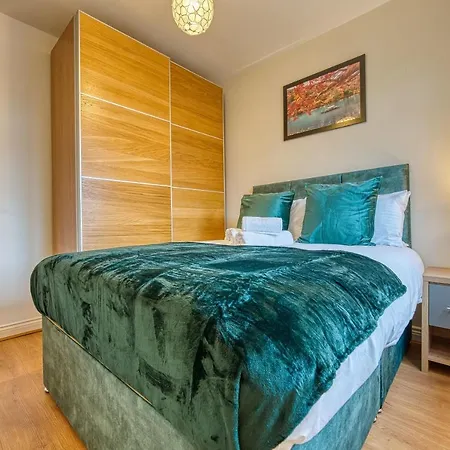 Xclusive Living Close To Nec, Free Wifi, Netflix, Parking, Sleeps 5, 3 Bedroom House, Ideal For Families, Contractors & Corporates Near Nec & Airport On Dove Close Casa vacanze Birmingham