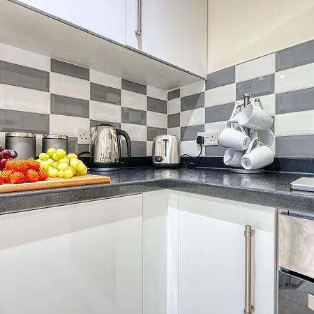 Xclusive Living Close To Nec, Free Wifi, Netflix, Parking, Sleeps 5, 3 Bedroom House, Ideal For Families, Contractors & Corporates Near Nec & Airport On Dove Close *