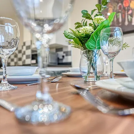 Xclusive Living Close To Nec, Free Wifi, Netflix, Parking, Sleeps 5, 3 Bedroom House, Ideal For Families, Contractors & Corporates Near Nec & Airport On Dove Close *