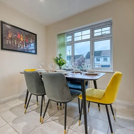 Casa vacanze Xclusive Living Close To Nec, Free Wifi, Netflix, Parking, Sleeps 5, 3 Bedroom House, Ideal For Families, Contractors & Corporates Near Nec & Airport On Dove Close