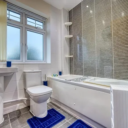 Xclusive Living Close To Nec, Free Wifi, Netflix, Parking, Sleeps 5, 3 Bedroom House, Ideal For Families, Contractors & Corporates Near Nec & Airport On Dove Close * Birmingham