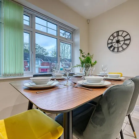 Casa vacanze Xclusive Living Close To Nec, Free Wifi, Netflix, Parking, Sleeps 5, 3 Bedroom House, Ideal For Families, Contractors & Corporates Near Nec & Airport On Dove Close Birmingham