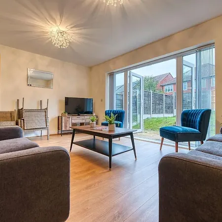 Xclusive Living Close To Nec, Free Wifi, Netflix, Parking, Sleeps 5, 3 Bedroom House, Ideal For Families, Contractors & Corporates Near Nec & Airport On Dove Close
