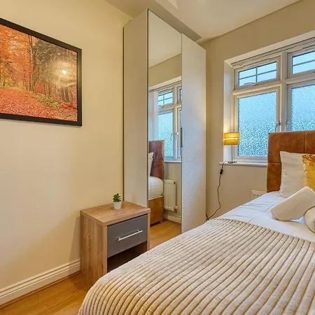Casa vacanze Xclusive Living Close To Nec, Free Wifi, Netflix, Parking, Sleeps 5, 3 Bedroom House, Ideal For Families, Contractors & Corporates Near Nec & Airport On Dove Close *