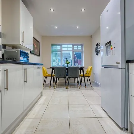 Xclusive Living Close To Nec, Free Wifi, Netflix, Parking, Sleeps 5, 3 Bedroom House, Ideal For Families, Contractors & Corporates Near Nec & Airport On Dove Close Birmingham