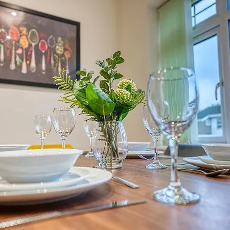 Xclusive Living Close To Nec, Free Wifi, Netflix, Parking, Sleeps 5, 3 Bedroom House, Ideal For Families, Contractors & Corporates Near Nec & Airport On Dove Close Birmingham