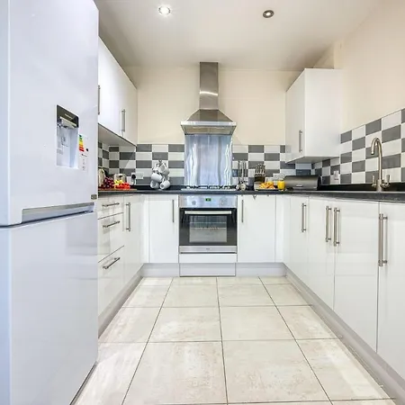 Xclusive Living Close To Nec, Free Wifi, Netflix, Parking, Sleeps 5, 3 Bedroom House, Ideal For Families, Contractors & Corporates Near Nec & Airport On Dove Close Casa vacanze *
