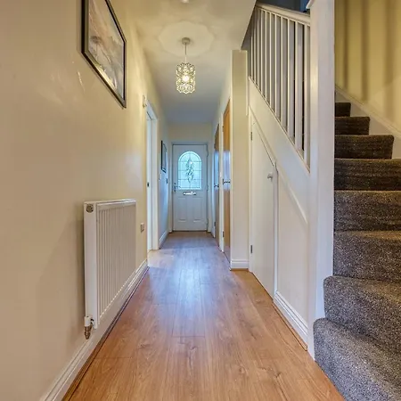 Xclusive Living Close To Nec, Free Wifi, Netflix, Parking, Sleeps 5, 3 Bedroom House, Ideal For Families, Contractors & Corporates Near Nec & Airport On Dove Close Birmingham