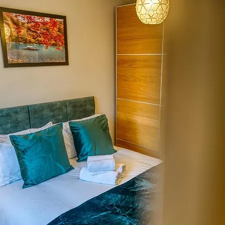 Casa vacanze Xclusive Living Close To Nec, Free Wifi, Netflix, Parking, Sleeps 5, 3 Bedroom House, Ideal For Families, Contractors & Corporates Near Nec & Airport On Dove Close Birmingham