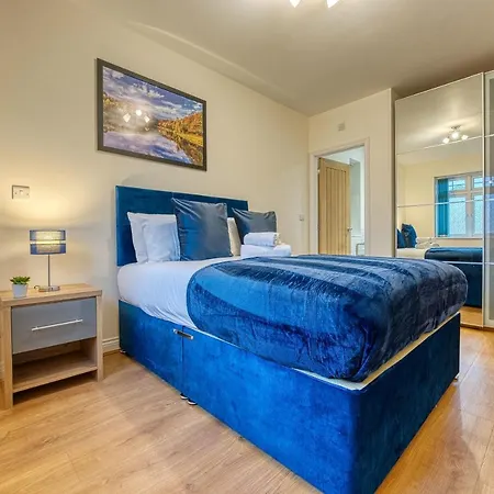 Xclusive Living Close To Nec, Free Wifi, Netflix, Parking, Sleeps 5, 3 Bedroom House, Ideal For Families, Contractors & Corporates Near Nec & Airport On Dove Close Birmingham