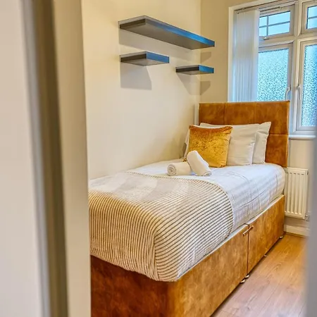Xclusive Living Close To Nec, Free Wifi, Netflix, Parking, Sleeps 5, 3 Bedroom House, Ideal For Families, Contractors & Corporates Near Nec & Airport On Dove Close *