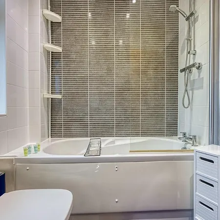 Xclusive Living Close To Nec, Free Wifi, Netflix, Parking, Sleeps 5, 3 Bedroom House, Ideal For Families, Contractors & Corporates Near Nec & Airport On Dove Close