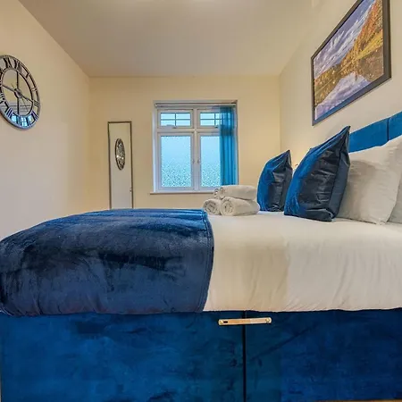 Xclusive Living Close To Nec, Free Wifi, Netflix, Parking, Sleeps 5, 3 Bedroom House, Ideal For Families, Contractors & Corporates Near Nec & Airport On Dove Close *