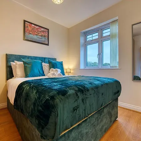 Xclusive Living Close To Nec, Free Wifi, Netflix, Parking, Sleeps 5, 3 Bedroom House, Ideal For Families, Contractors & Corporates Near Nec & Airport On Dove Close Casa vacanze Birmingham