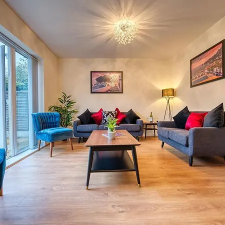 Casa vacanze Xclusive Living Close To Nec, Free Wifi, Netflix, Parking, Sleeps 5, 3 Bedroom House, Ideal For Families, Contractors & Corporates Near Nec & Airport On Dove Close *