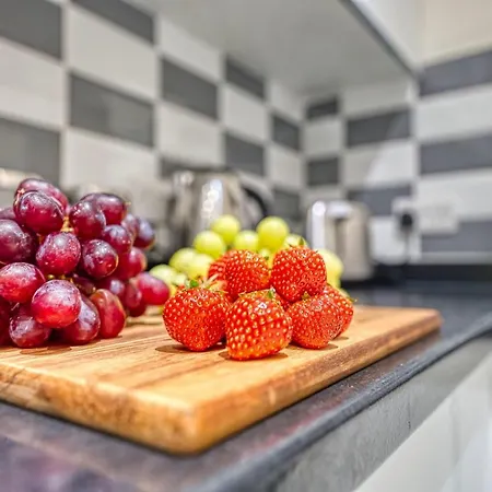 Xclusive Living Close To Nec, Free Wifi, Netflix, Parking, Sleeps 5, 3 Bedroom House, Ideal For Families, Contractors & Corporates Near Nec & Airport On Dove Close *