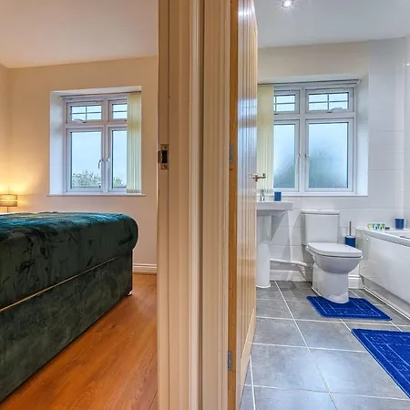 Xclusive Living Close To Nec, Free Wifi, Netflix, Parking, Sleeps 5, 3 Bedroom House, Ideal For Families, Contractors & Corporates Near Nec & Airport On Dove Close Casa vacanze Birmingham