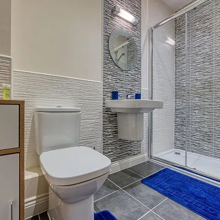 Xclusive Living Close To Nec, Free Wifi, Netflix, Parking, Sleeps 5, 3 Bedroom House, Ideal For Families, Contractors & Corporates Near Nec & Airport On Dove Close *